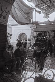 Image du Maroc Professionnelle de  Un Marrakchi vêtu d'une tenue typiquement des habitant de Marrakech utilise son vélo comme moyen de locomotion pour ses déplacements passe dans la rue Sidi El Yamani au quartier Ksour de la Médina de Marrakech, le 1er Mars 2004. (Photo / Abdeljalil Bounhar)